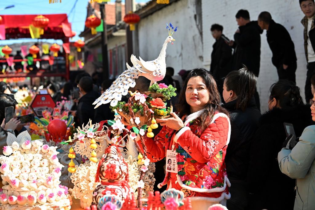 3月18日，在山西省嵐縣嵐城鎮，面塑師在展示自己的面塑作品。