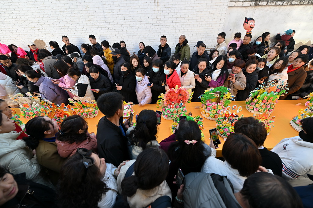 3月18日，在山西省嵐縣嵐城鎮，人們欣賞面塑作品。