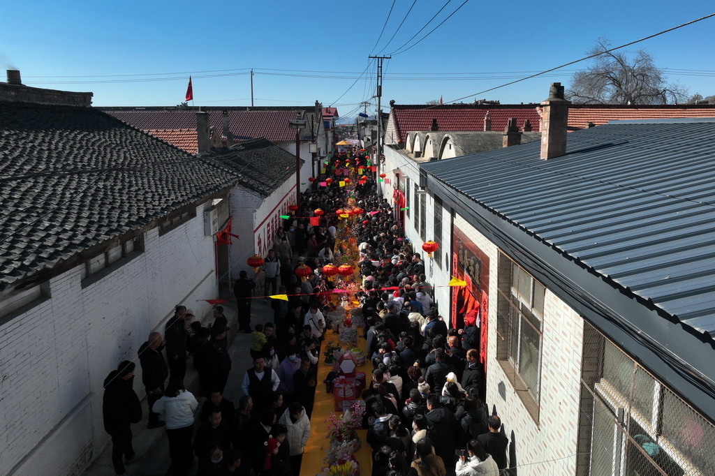 在山西省嵐縣嵐城鎮，人們欣賞面塑作品（3月18日攝，無人機照片）。