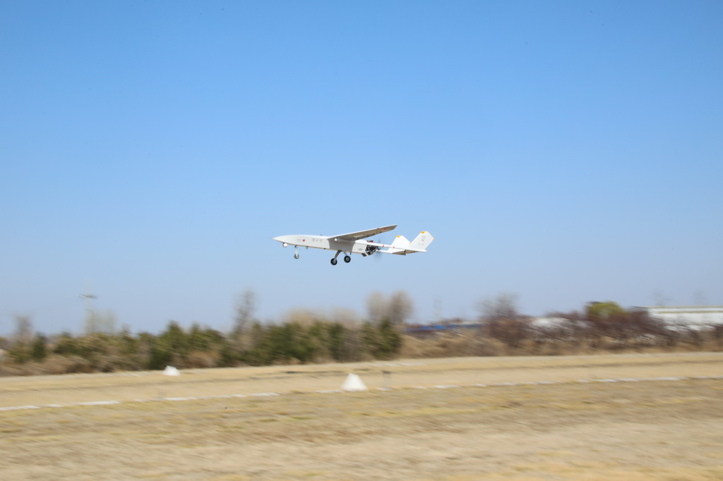長航時大載重無人運輸機“寶云號”在河北衡水成功首飛