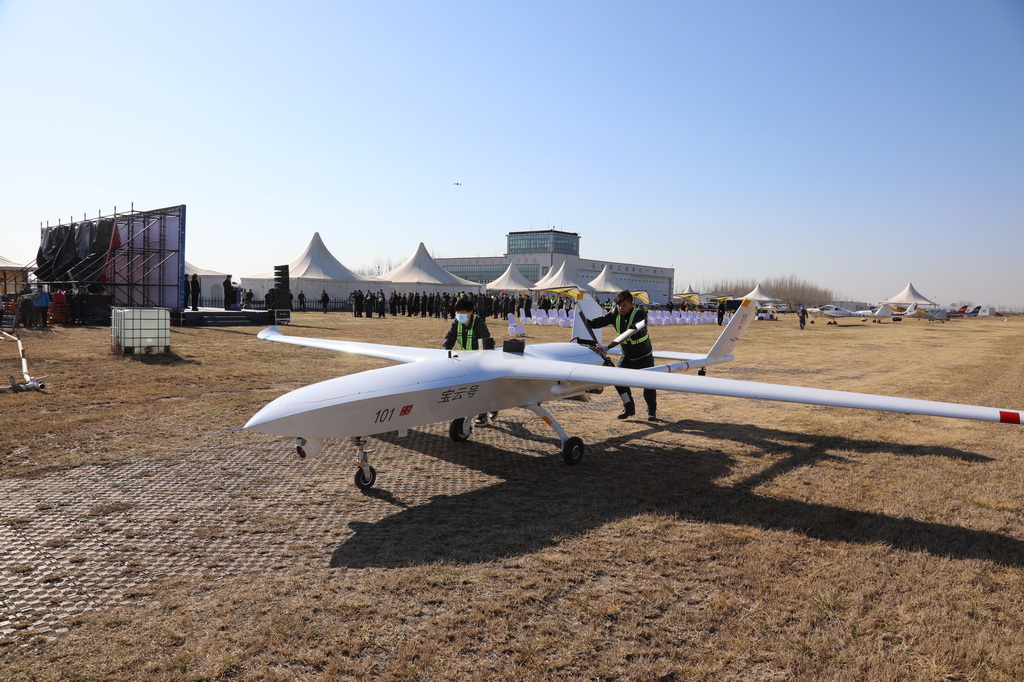 3月18日，工作人員推動“寶云號”長航時大載重無人運輸機進入飛行航道，準備起飛。