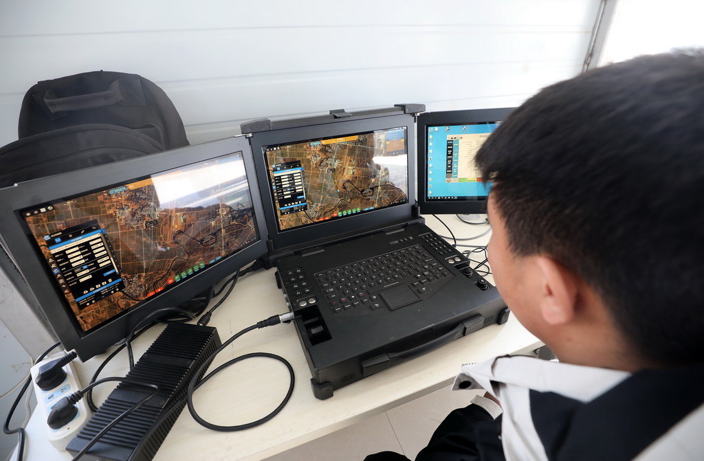 3月18日，工作人員在制定飛行航線。