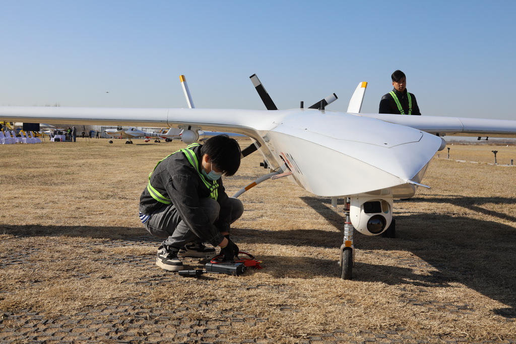 3月18日，工作人員對“寶云號”長航時大載重無人運輸機進行檢查作業。