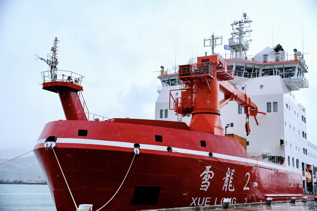 這是3月18日拍攝的?？吭谛挛魈m克賴斯特徹奇市利特爾頓港的“雪龍2”號。新華社發（嚴歆韻攝）