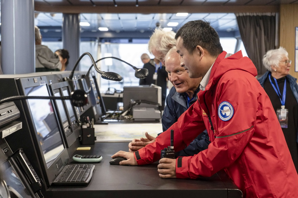 3月18日，在?？啃挛魈m克賴斯特徹奇市利特爾頓港的“雪龍2”號上，工作人員向參觀者展示駕駛臺。新華社發（陳思雨蒙攝）