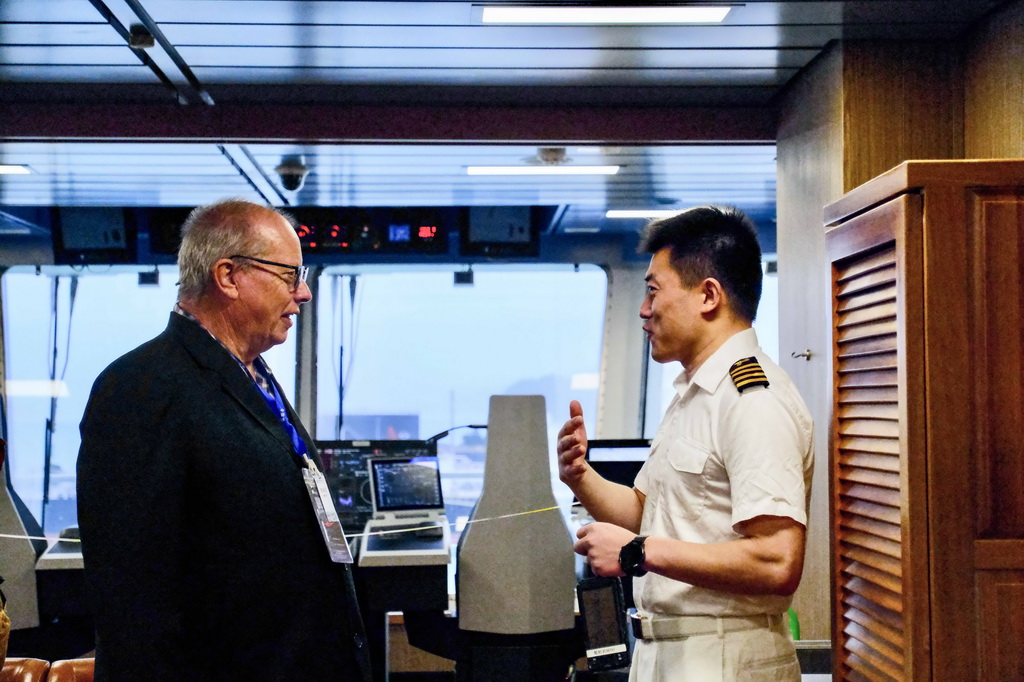 3月18日，在?？啃挛魈m克賴斯特徹奇市利特爾頓港的“雪龍2”號上，船員與參觀者交流。新華社發（嚴歆韻攝）