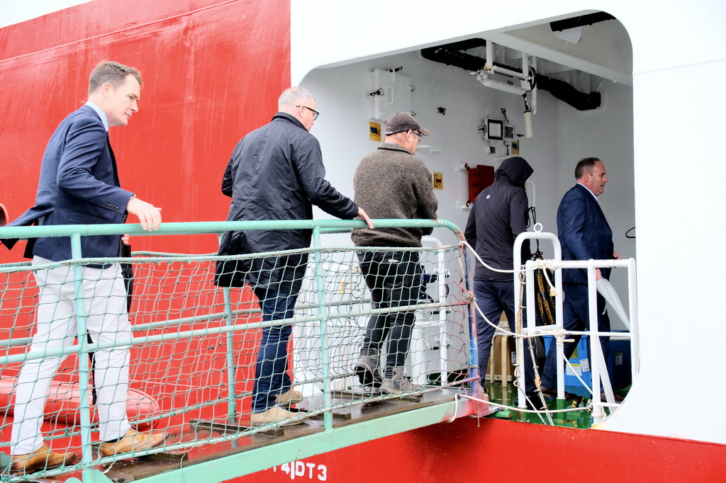 3月18日，參觀者登上?？吭谛挛魈m克賴斯特徹奇市利特爾頓港的“雪龍2”號。新華社發（嚴歆韻攝）