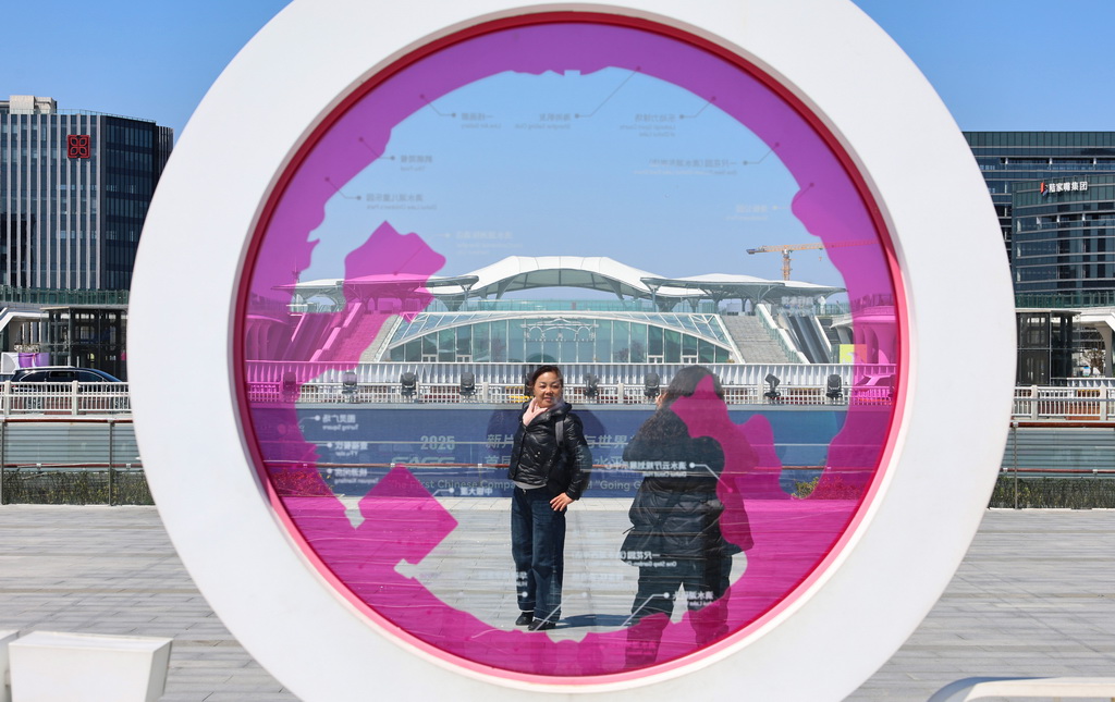 3月19日，市民在滴水湖廣場拍照。