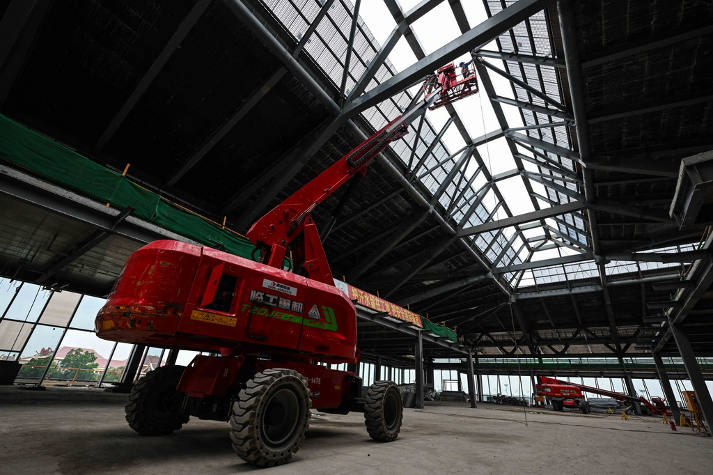 3月17日，工人在位于海南博鰲的博鰲機場三期項目T2航站樓施工。