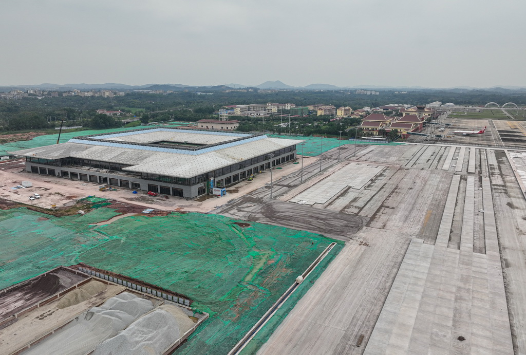 3月19日在海南博鰲拍攝的建設中的博鰲機場三期項目（無人機照片）。