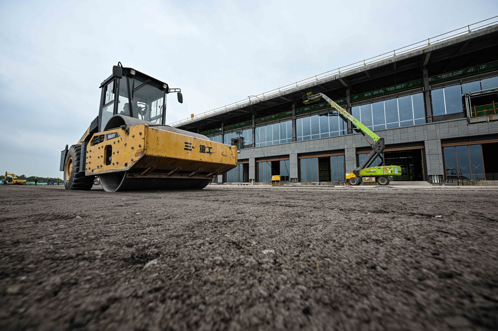 3月17日，工人在位于海南博鰲的博鰲機場三期項目工地建設停機坪。