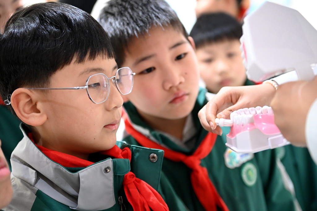 3月20日，陜西省西安市新城區通濟坊小學的學生在西安交通大學口腔醫院口腔科普教育基地學習正確的刷牙方法。新華社記者 李一博 攝