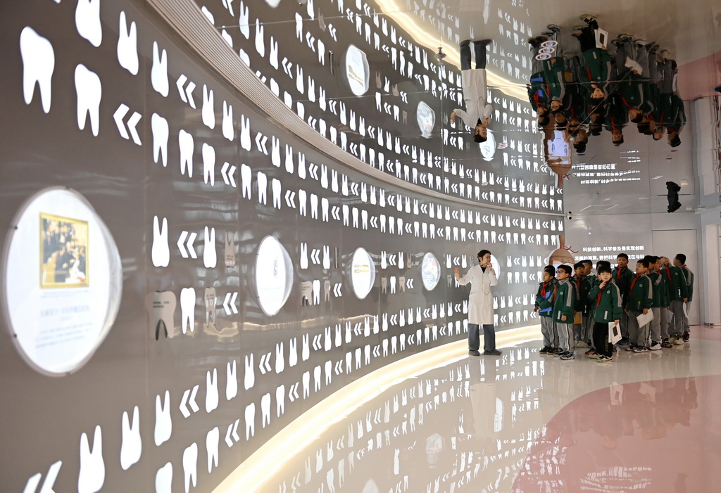 3月20日，陜西省西安市新城區通濟坊小學的學生在西安交通大學口腔醫院口腔科普教育基地了解口腔健康知識。新華社記者 李一博 攝