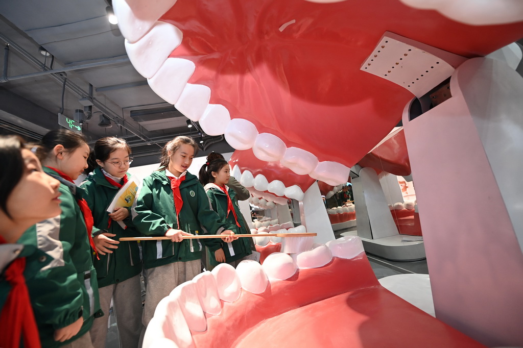 3月20日，陜西省西安市新城區通濟坊小學的學生在西安交通大學口腔醫院口腔科普教育基地學習正確的刷牙方法。新華社記者 李一博 攝