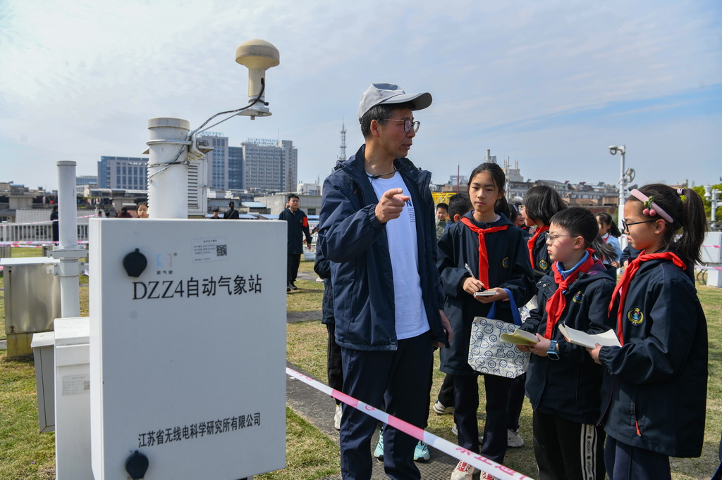 3月23日，工作人員在浙江省金華市氣象局觀測場給孩子們介紹觀測儀器用途。新華社發（時寬兵 攝）