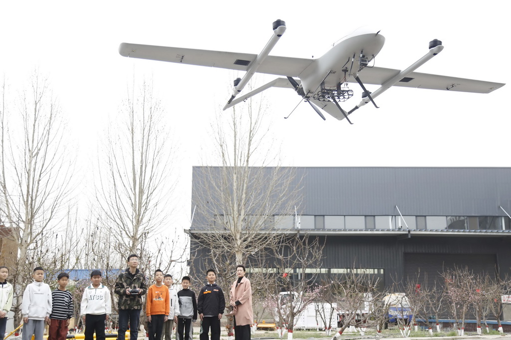 3月23日，河北省邢臺市南和區氣象局工作人員為學生普及氣象無人機知識。新華社發（張馳 攝）