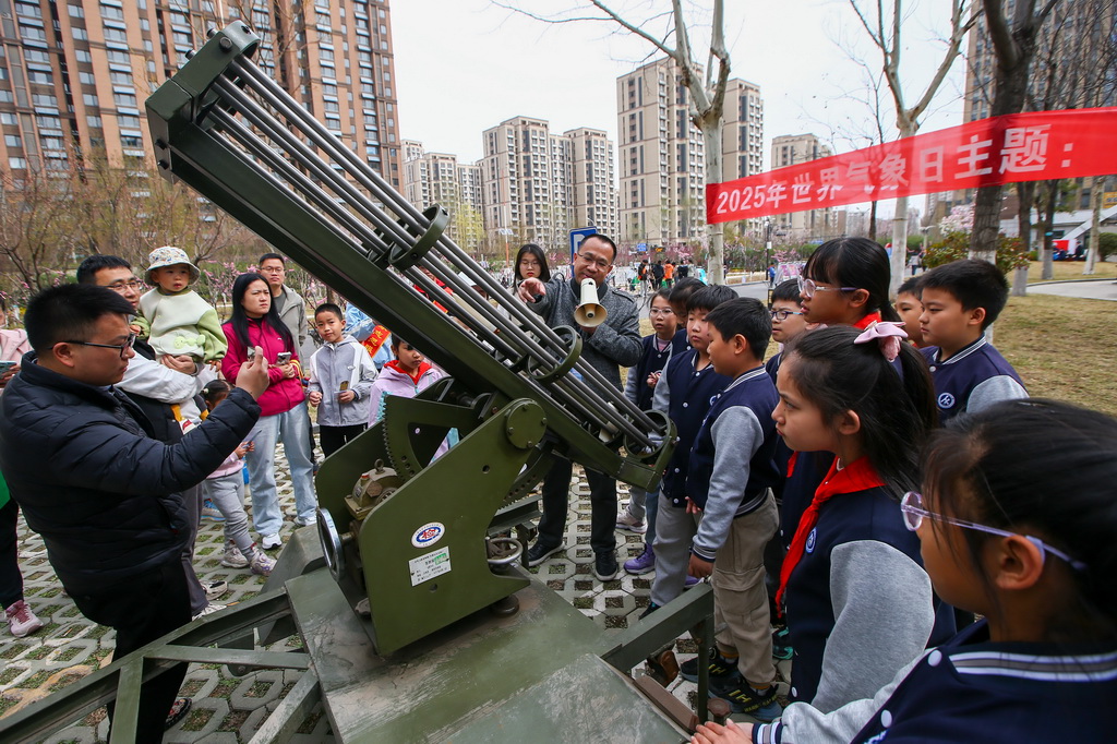 3月23日，學生和家長在濟南市氣象科普館開放日活動上參觀。新華社發（郝鑫城攝）