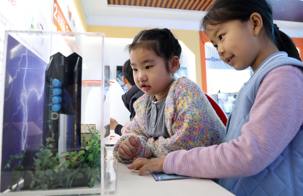 3月23日，在山東省濱州市濱城區市中街道新苑社區科普教育基地，孩子們體驗仿真雷電演示裝置。新華社發（初寶瑞 攝）