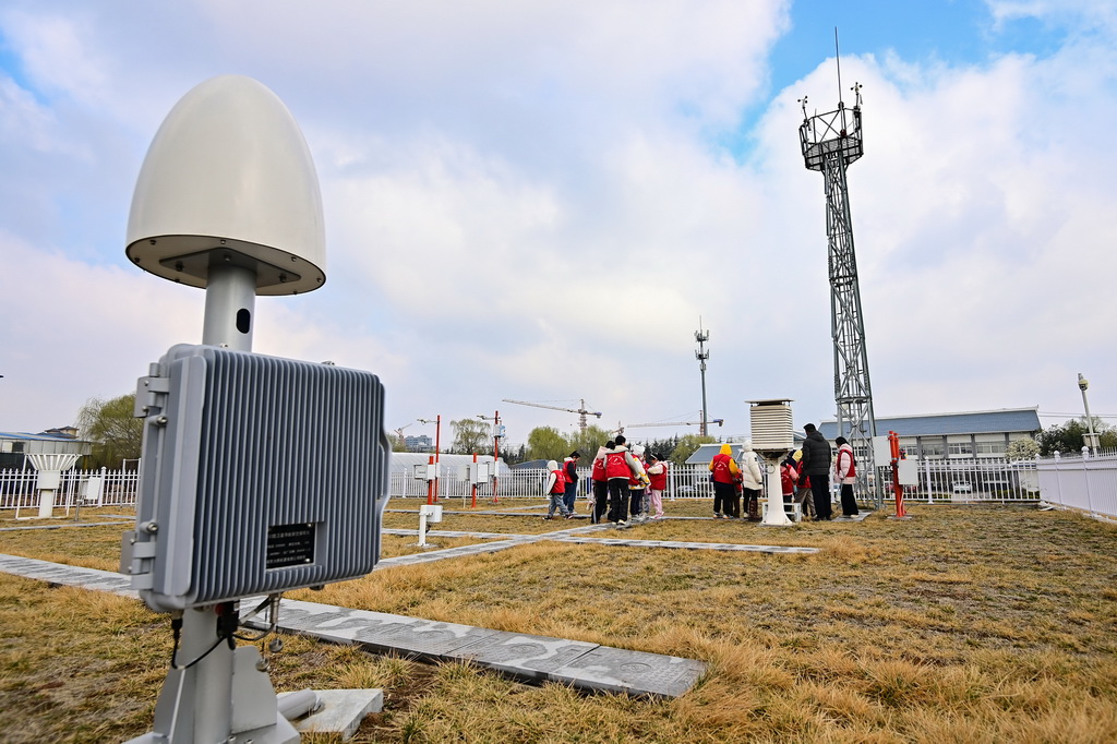 3月23日，小學生在山東青州國家基本氣象站觀測場參觀。新華社發（王繼林 攝）