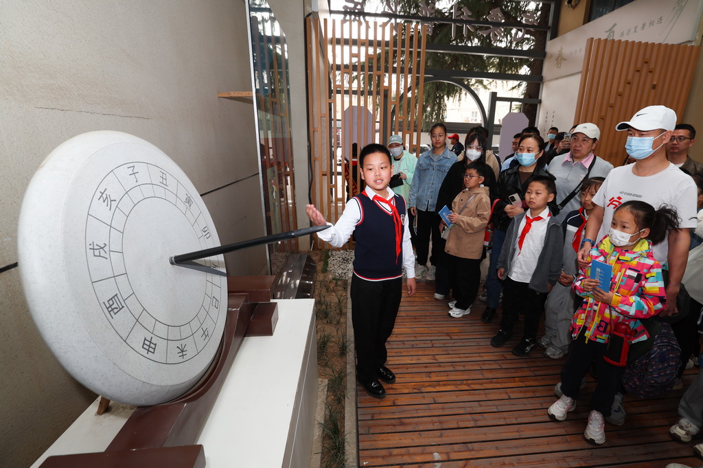 3月23日，在石家莊市氣象局市民開放日活動中，“氣象小講解員”為觀眾講解日晷用途。新華社發（梁子棟 攝）