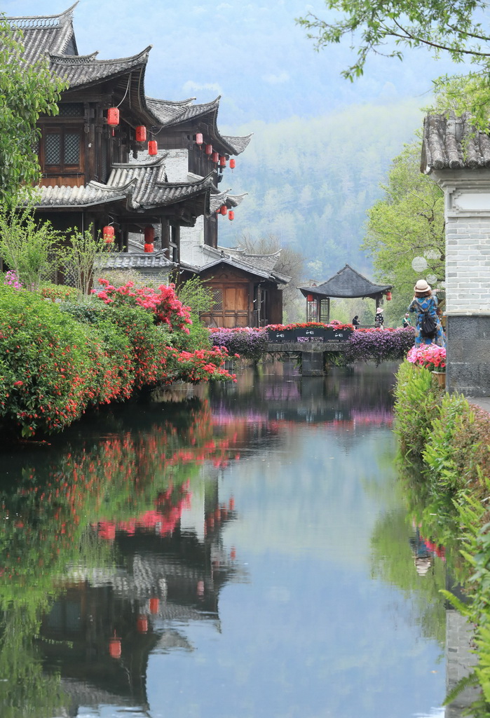 3月22日，游客在云南省騰沖市和順古鎮景區游玩。新華社發（龔祖金攝）