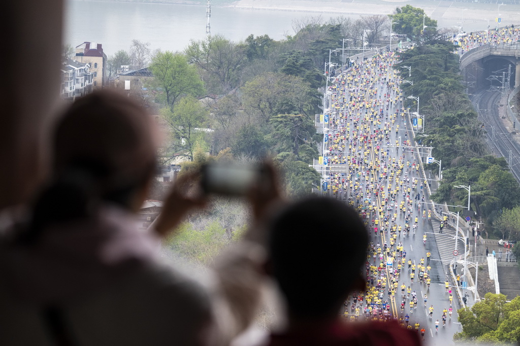3月23日，游客在黃鶴樓上觀賽。新華社記者 伍志尊 攝
