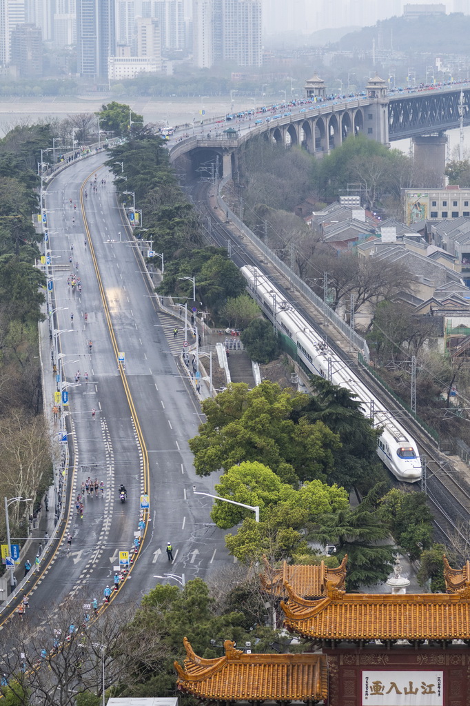 3月23日，參賽選手經過黃鶴樓。新華社記者 伍志尊 攝