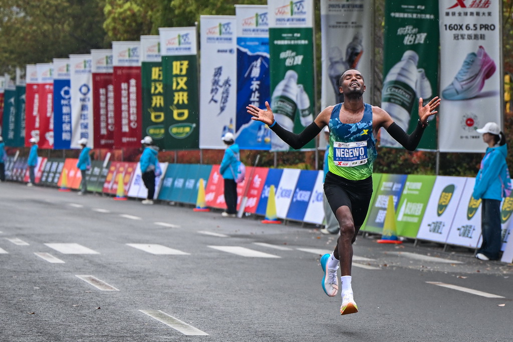 3月23日，埃塞俄比亞選手阿塞法·門格斯圖·內格沃在比賽中。最終，他獲得馬拉松男子組冠軍。新華社記者 杜子璇 攝