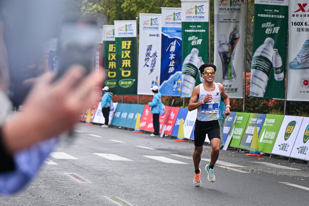3月23日，中國選手何杰在比賽中。最終，他獲得馬拉松男子組國內選手第一名，并打破中國男子組賽會紀錄。新華社記者 杜子璇 攝