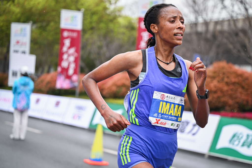 3月23日，埃塞俄比亞選手古特尼·肖恩·伊馬納在比賽中。最終，她獲得馬拉松女子組冠軍。新華社記者 杜子璇 攝