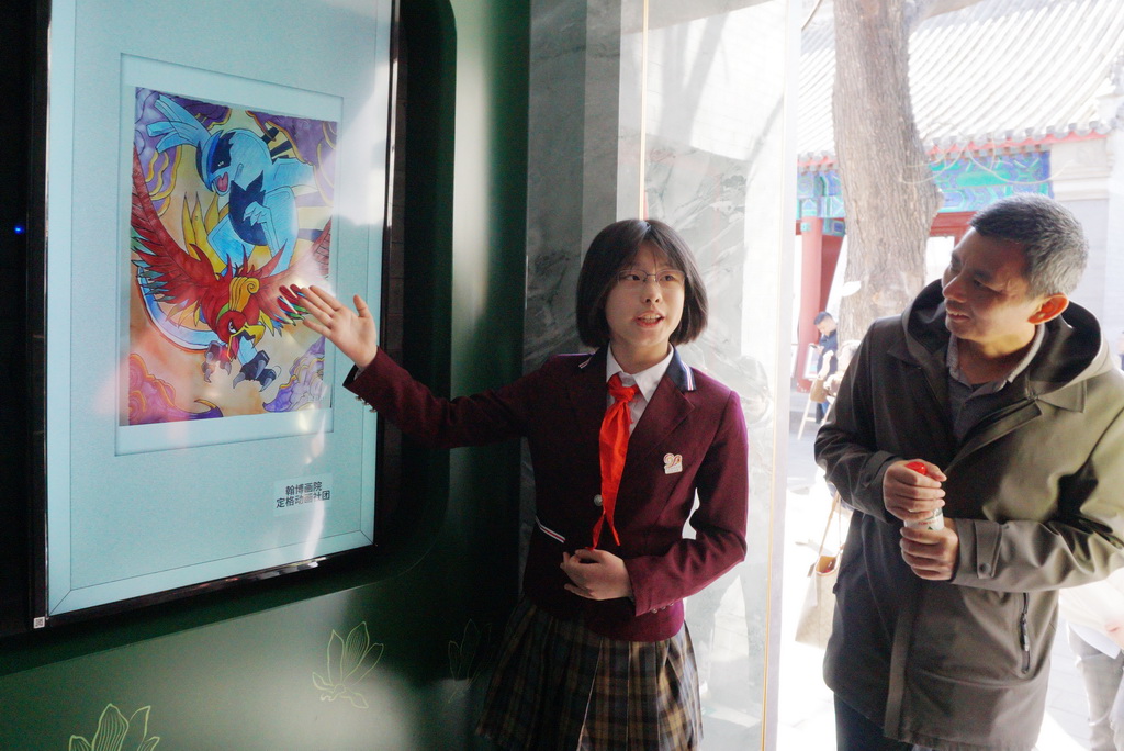 3月24日，府學胡同小學學生向來賓介紹學生創作的定格動畫作品。