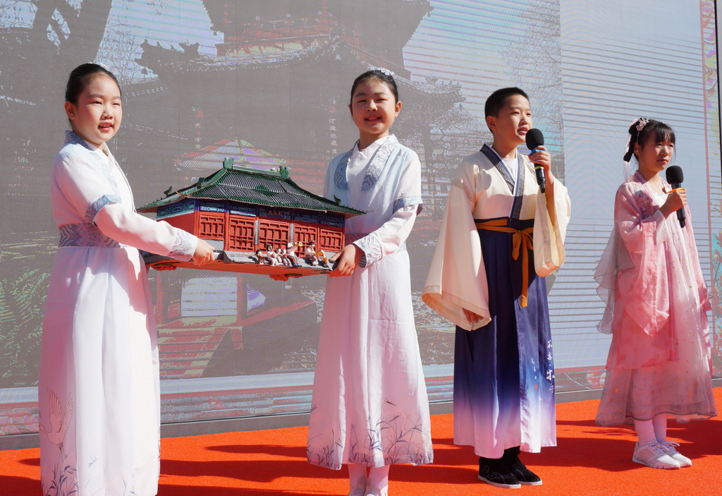 3月24日，府學胡同小學學生在書畫攝影展開幕式上展示手工作品。