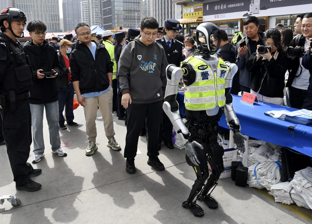 3月24日，警用機器人在活動現場與觀眾互動。