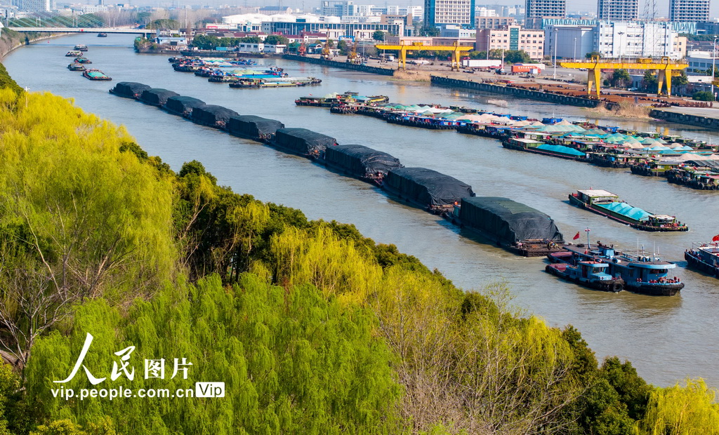 江蘇常州：船舶在京杭大運河往來穿梭