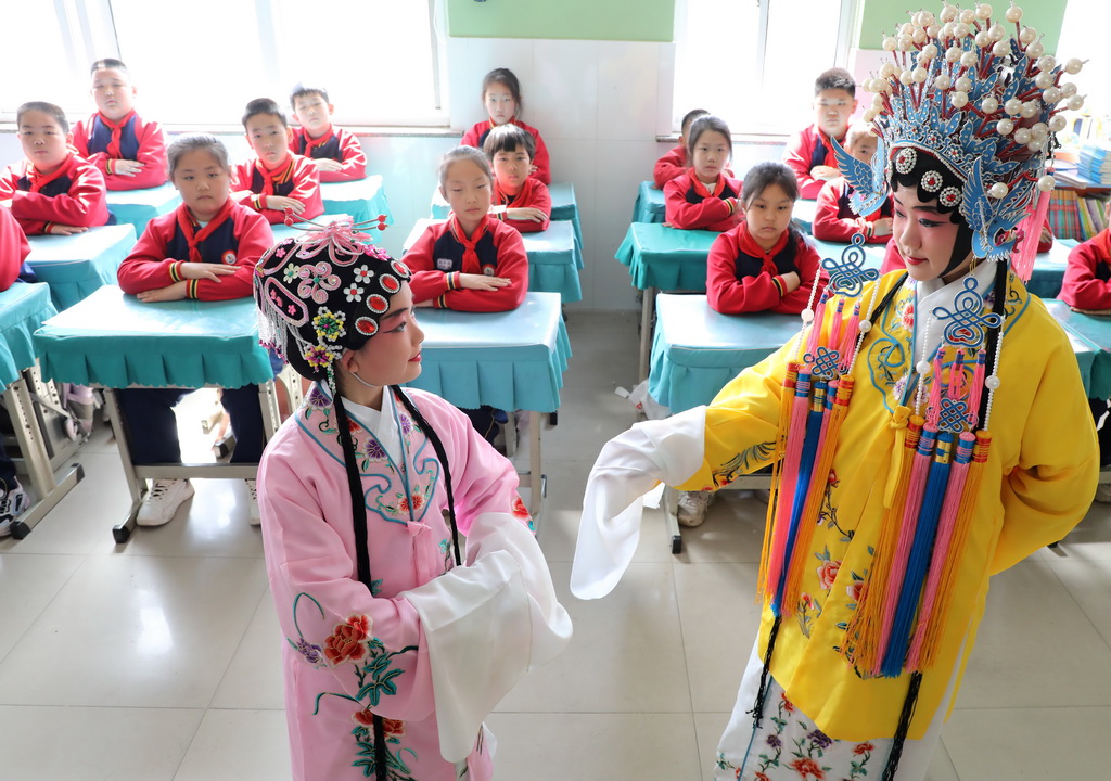 3月25日，在山東省濱州市博興縣第三小學，“京劇社團”的小學生給同學們表演京劇選段。新華社發（陳彬攝）