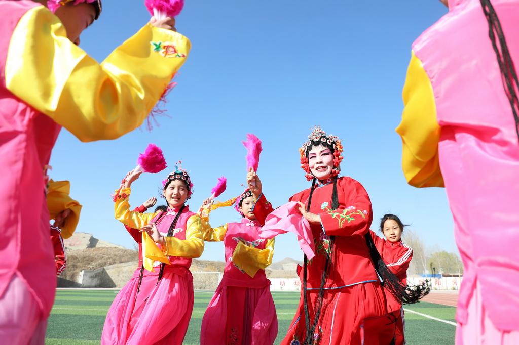 3月25日，在河北省唐山市豐潤區泉河頭鎮團山子小學，評劇演員在教學生戲曲動作。新華社發（朱大勇攝）