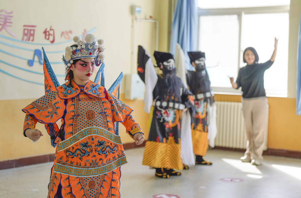 3月25日，河北省遵化市第四實驗小學戲劇社團的學生在排練京劇節目。新華社發（劉滿倉攝）