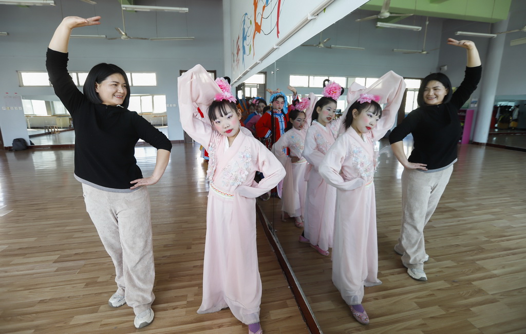 3月25日，河北省遵化市第四實驗小學戲劇社團的學生在老師的指導下練習戲劇表演基本功。新華社發（劉滿倉攝）