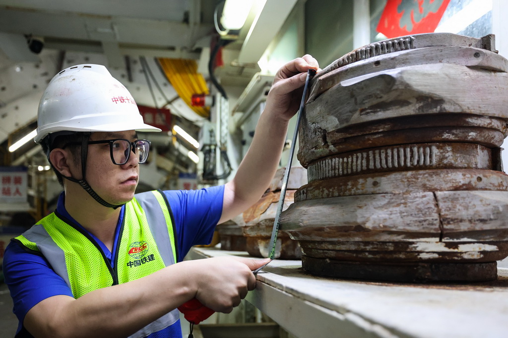 3月26日，中鐵十四局施工人員測量“永平號”盾構機刀具磨損數據。