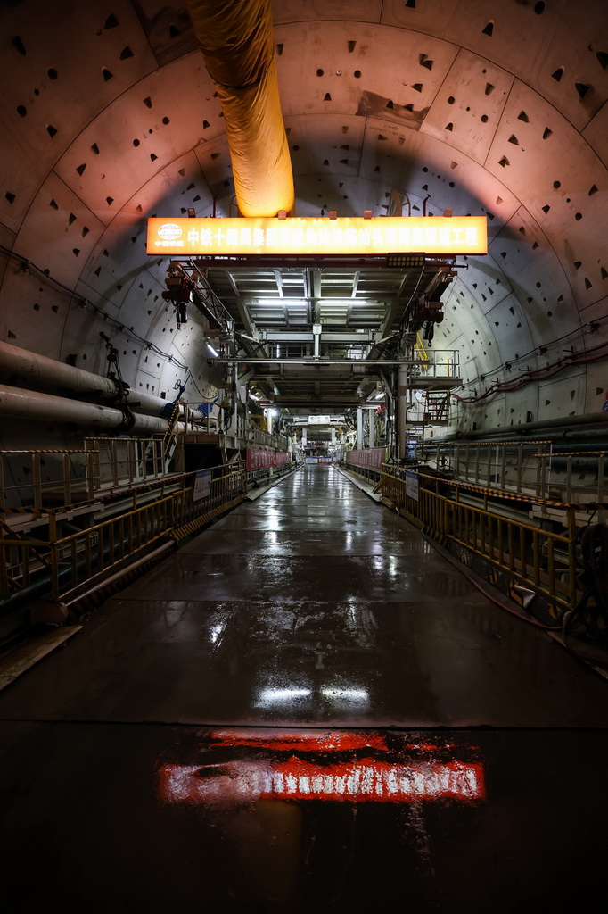 3月26日，開挖直徑達14.57米的“永平號”盾構機掘進至汕頭灣海底貫通點。