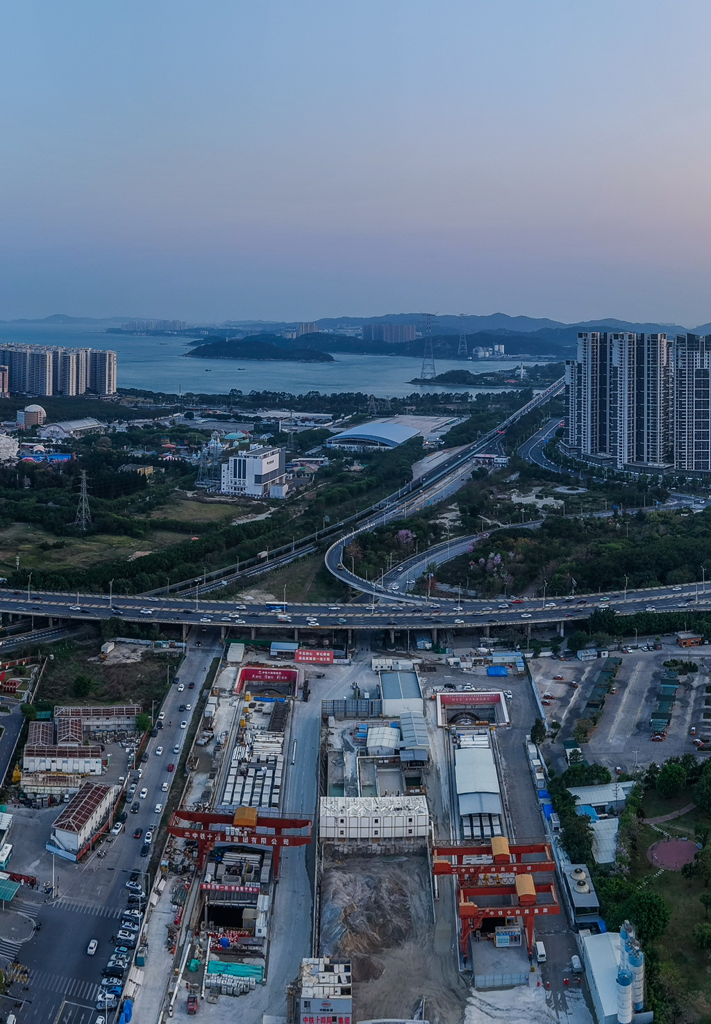 位于汕頭灣北端的汕汕高鐵汕頭灣海底隧道施工現場（3月25日攝）。