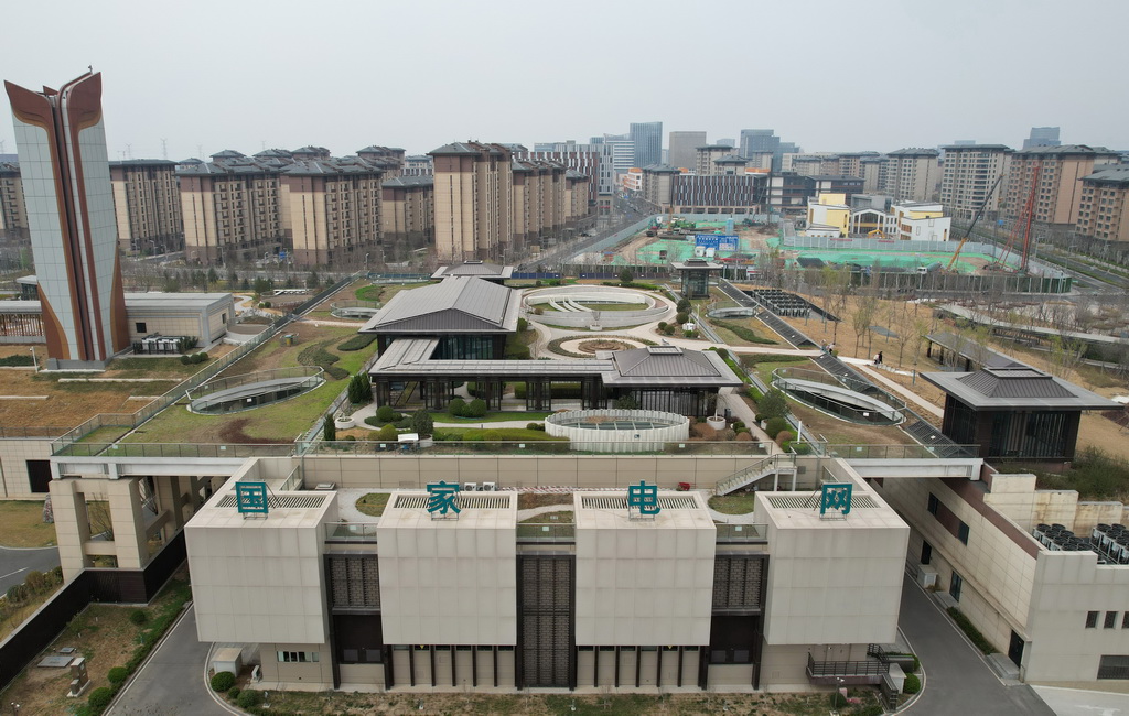 3月26日拍攝的河北雄安新區“智慧能源立方”——劇村220千伏變電站外景。該變電站屋頂覆土建設成公園，形成與城市融合共生的圖景（無人機照片）。新華社記者 楊世堯 攝