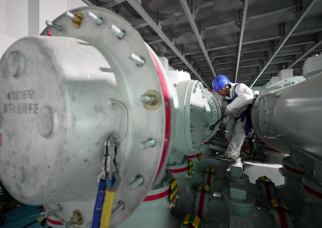 3月26日，工人在雄安新區復興220千伏變電站建設工地施工。新華社記者 楊世堯 攝