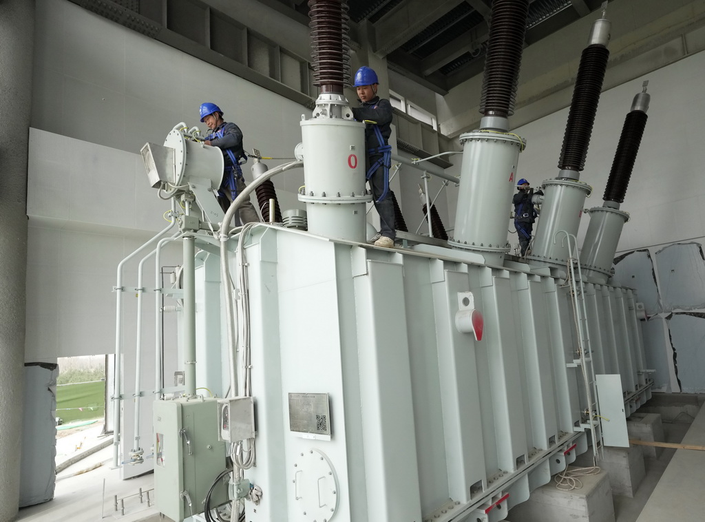 3月26日，工人在雄安新區復興220千伏變電站建設工地施工。新華社記者 楊世堯 攝