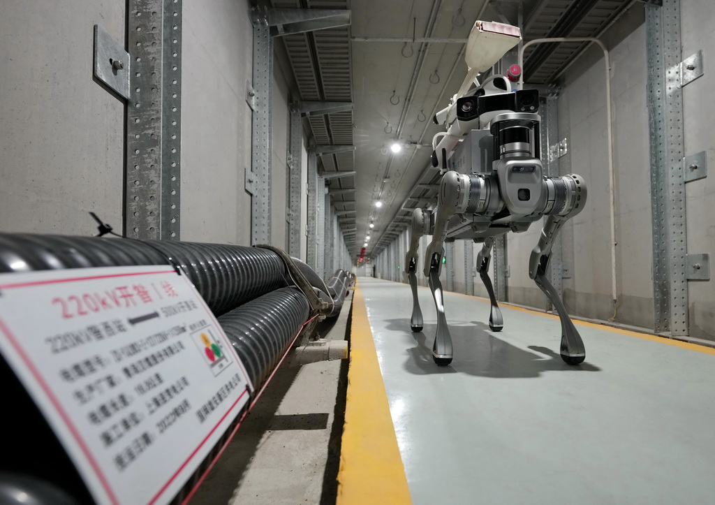 3月26日，一臺四足巡檢機器人在雄安新區雄東—昝西220千伏線路工程隧道進行巡檢。新華社記者 楊世堯 攝