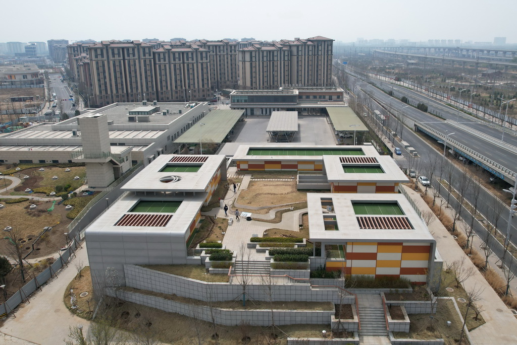 3月26日，工人在雄安新區河谷110千伏廊橋翠谷變電站院內工作（無人機照片）。新華社記者 楊世堯 攝