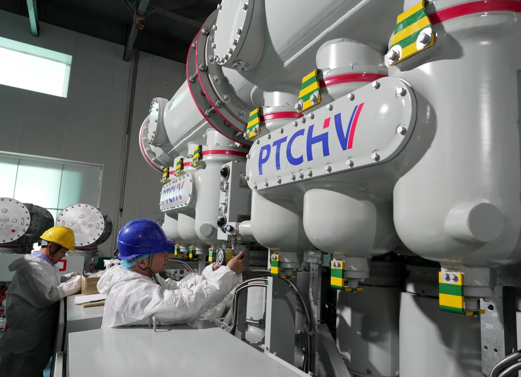 3月26日，工人在國網雄安新區復興220千伏變電站建設工地施工。新華社記者 楊世堯 攝