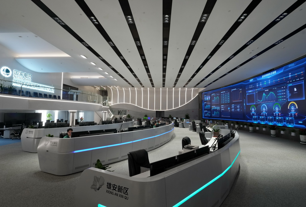 3月26日，國網雄安新區供電公司員工在電力調度大廳工作。新華社記者 楊世堯 攝