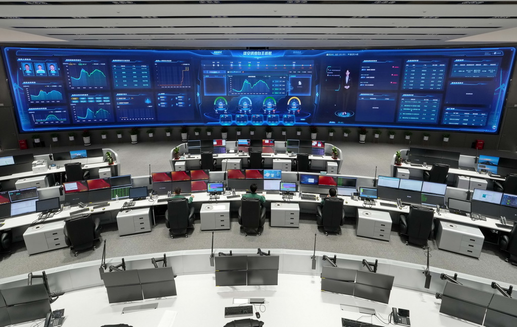 3月26日，國網雄安新區供電公司員工在電力調度大廳工作。新華社記者 楊世堯 攝