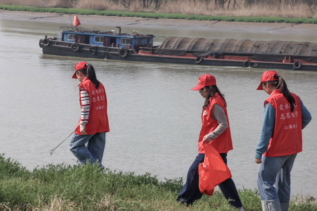 3月26日，揚州市江都區水務局大禹青年志愿服務隊在南水北調東線源頭水域岸邊巡河并清理垃圾。新華社發（郁興 攝）